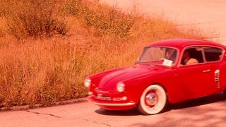 Im Automobildesign der letzten 100 Jahre gibt es zahlreiche Brüche. Viele fanden ihren Ausgangspunkt auf dem Pariser Autosalon. Im Bild der Alpine A106 mit Kunststoffkarosserie. (Renault)