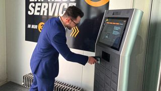 Bei König in Berlin-Spandau können Kunden rund um die Uhr ihr Fahrzeug abgeben, ohne mit einem Servicemitarbeiter sprechen zu müssen. (Bild: Rehberg – VCG)