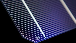 Diese Silizium-Zelle leistet 4,73 Watt peak. Bosch Solar Energy erreicht damit einen Weltrekord.  (Bild: Bosch Solar Energy)