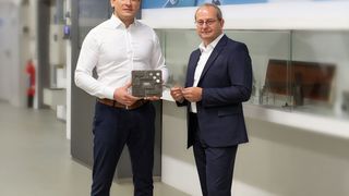 Dr. Piotr Tyczynski, Global Head of Segment Management Aerospace, und Christophe Potier, CEO Mapal France, haben mit der Einrichtung der Global Organisation for Assembly (GOA) die Prozesse im Bereich Flugzeugmontage neu strukturiert und konzentriert.  (Bild: Mapal)