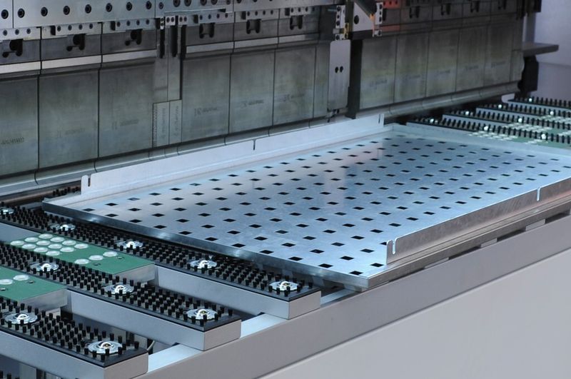 Flexibel positionierbare Sauger oder optionale Magnethalter fixieren die Lochbleche unverrückbar. (Bild: Trumpf)