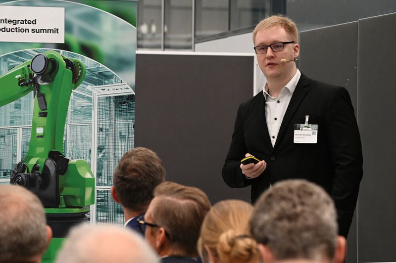 Benedikt Stratmann vom Fraunhofer IOSB stellte die Hochgeschwindigkeitskamera und KI-Auswertetools vor, die Trützschler Card Clothing einsetzt. (Bild: Stefanie Michel)