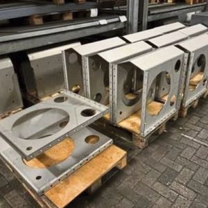 Im zweiten Kompetenzbereich von Wiechmann – der Blechbearbeitung – dreht sich alles um Laserschneiden, Umformen sowie die Entgratung, das Kantenverrunden und Schleifen.(Bild:  Wiechmann)