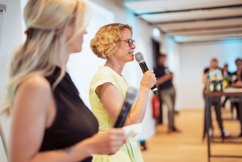 Die Abendveranstaltung wird eingeläutet: Cindy Decker (l.) und Stephanie Pelch (Bild: C & P Capeletti & Perl)