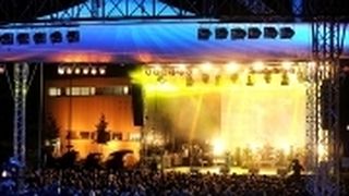 Die Mitarbeiter des Mercedes-Benz-Werks Kassel feiern das 40-jährige Bestehen des Unternehmens. (Archiv: Vogel Business Media)