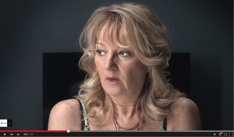 Schreck lass nach! Der Gesichtsausdruck dieser Dame verrät in erster Linie Erschrockenheit. (Bildquelle: Geberit – Screenshot YouTube-Video „Mein erstes Mal mit Geberit AquaClean“)