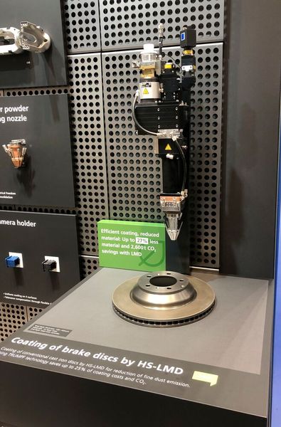 Trumpf zeigte mit dem Hochgeschwindigkeitslaserauftragsschweißen (HS-LMD) die Beschichtung von Bremsscheiben. Damit wird nicht nur die Feinstaub-Emission reduziert, sondern spart zudem bis zu 25 % Beschichtungskosten und CO2. (Bild: VCG/Juliana Pfeiffer)