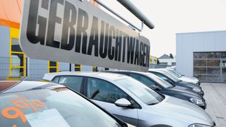 Gebrauchtwagen werden nach und nach zur Mangelware, die Zahl der Besitzumschreibungen ist im Juli deutlich gefallen. (Bild: Achter)