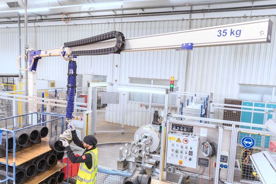 Wie vielfältig der Greifer Jumboflex von Schmalz ist, zeigt ein Rundgang durch die Produktionshallen von Aliaxis Deutschland. Die Schleppkette V-Chain verpackt das Schlauchpaket der Vakuumzufuhr und hält den Bereich unter dem Aluminiumkranausleger frei. Wie vielfältig der Greifer Jumboflex von Schmalz ist, zeigt ein Rundgang durch die Produktionshallen von Aliaxis Deutschland. Die Schleppkette V-Chain verpackt das Schlauchpaket der Vakuumzufuhr und hält den Bereich unter dem Aluminiumkranausleger frei.