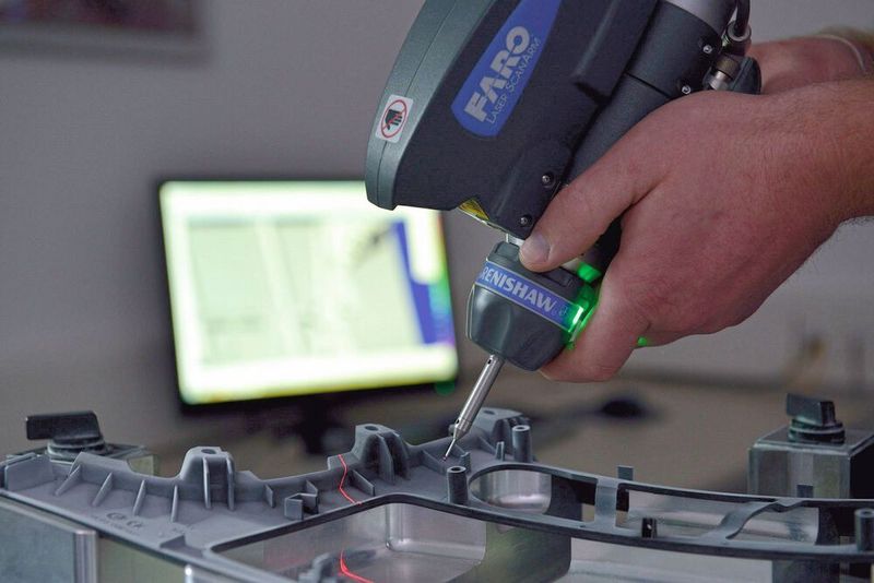 Qualität wird bei Eribwa logischerweise großgeschrieben. Die Sicherung derselben wird etwa über solche handgeführte Koordinatenmessgeräte beim Messen der Geometrien eines gespritzten Teils gesichert. (Erbiwa/Mecadat)