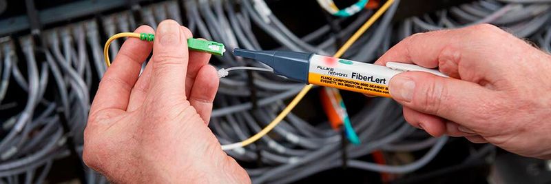 Teilnehmer an einer Demo erhalten einen kostenlosen FiberLert-Detektor.(Bild:  Fluke Networks)