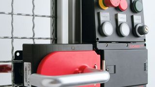 Ein Bedienmodul ergänzt das Sicherheitssystem, mit dem sich zusätzliche Funktionen wie Taster, Schlüsselschalter, Wahlschalter oder auch Anzeigeelemente nach Bedarf einplanen lassen. (Euchner)