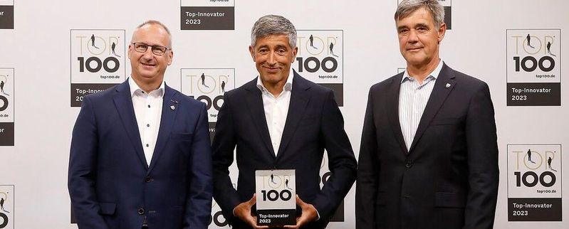 Ranga Yogeshwar, Wissenschaftsjournalist und Mentor des Innovationswettbewerbs, ehrte die innovativsten Unternehmen des Mittelstands. Hier die Firma Heco. V.l.n.r: Andreas Hettich (Leitung Business Development), Ranga Yogeshwar, Achim Carstanjen (Geschäftsführer).(Bild:  KD Busch/compamedia)