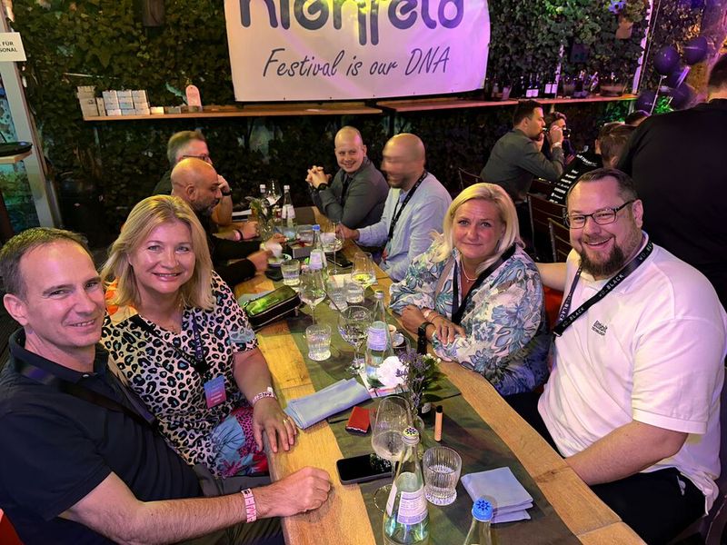 Michael Puls (l.) und Stefan Teichmann (Littlebit) fühlen sich geehrt, neben Daniela Bemelmans-Leventic (r., Kosatec) und Britta Overhage (Synaxon) zu sitzen. (Bild: Vogel IT-Medien GmbH)