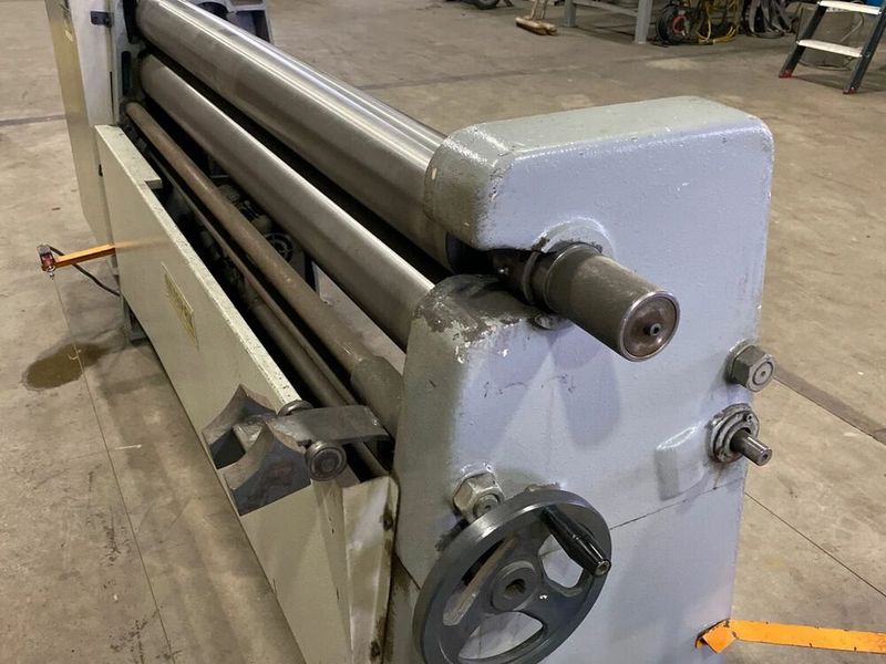 Auch diese 3-Rollen-Biegemaschine ASM-Y130 von Akyapak kann man ersteigern. Mit dabei sind aber auch Schweißsysteme, Stapler von Jungheinrich und Toyota, Transportfahrzeuge und andere Betriebsmittel. Hinschauen lohnt sich! (Bild: Surplex)