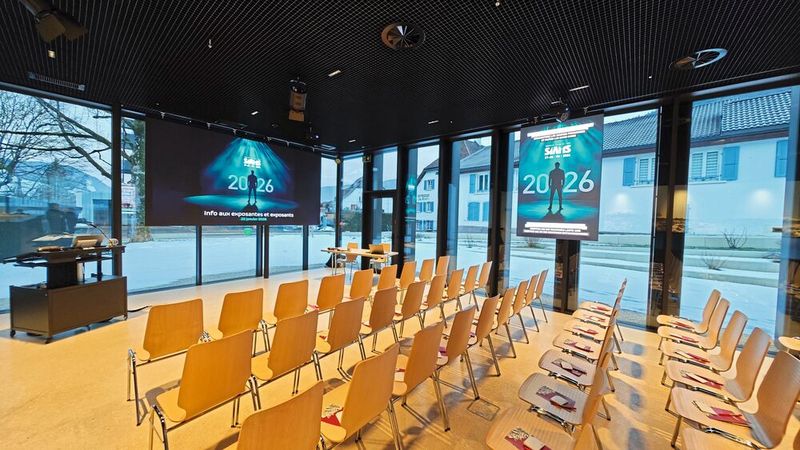 Les locaux de la Couronne Grand Chasseral sont superbement équipés pour ce genre de manifestations. Avec 130 personnes la séance du matin atteignait presque la capacité maximale de la salle. (Source : FAJI SA)