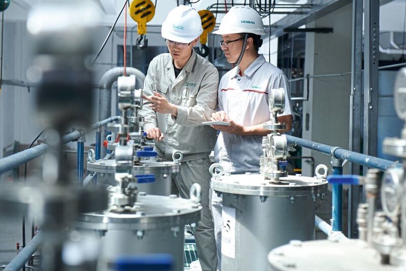 Two workers at Catays biomanufacturing plant (Siemens)