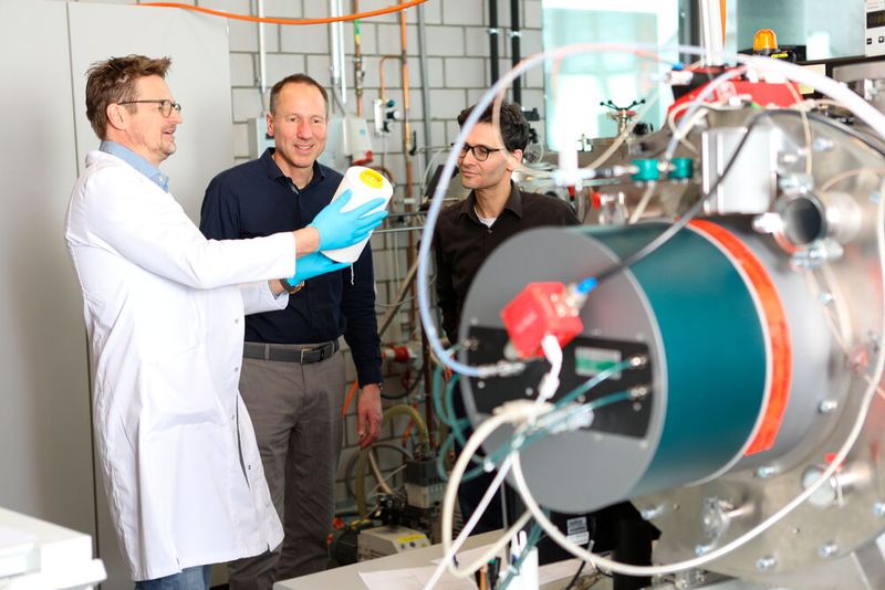 The Empa team at the Advanced Fibers Laboratory in St. Gallen: Martin Amberg, Dirk Hegemann, and Patrick Rupper (from left to right). (Source: Empa)