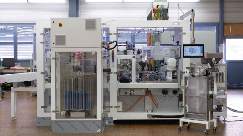 Ernst KNOLL Feinmechanik - Die Automatisierungslösung von Knoll Feinmechanik hat den gesamten Handling- und Verpackungsprozess eines medizinischen Schlauchsets durchgängig standardisiert. Sie umfasst mehrere Prozessschritte: das präzise Ablängen eines Schlauches mit einer Toleranz von +/-2 mm; optional: Fügeprozesse, wie das Bestücken der Schlauchenden mit Konnektoren oder Filtern; das Wickeln des Schlauchs direkt in einen Tiefziehblister hinein; das Verschweißen des Blisters mit einem UDI-konform bedruckten Siegeldeckel. (Bild: Ernst KNOLL Feinmechanik GmbH)