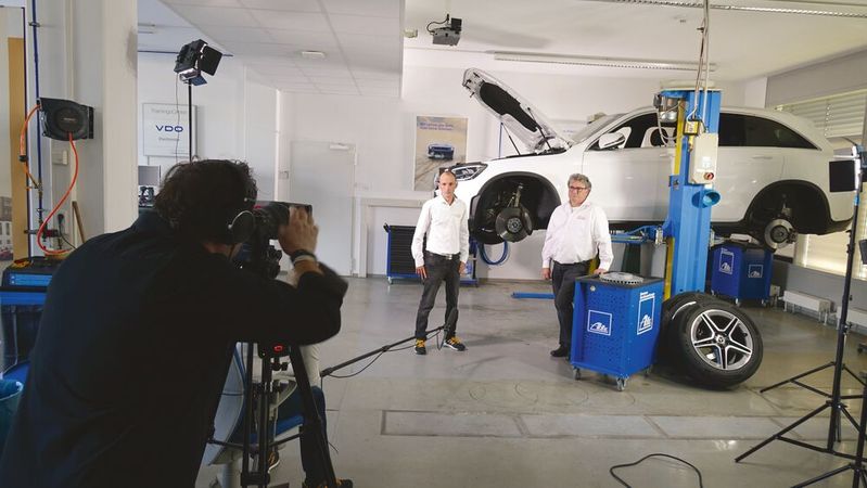 Im Schulungsvideo zur Bremsentechnik, das mit Unterstützung von Continental entstand, geht es um die Entwicklung der Bremse von der hydraulischen Komponente zum vernetzten System.(Bild:  Rosenow/»kfz-betrieb«)