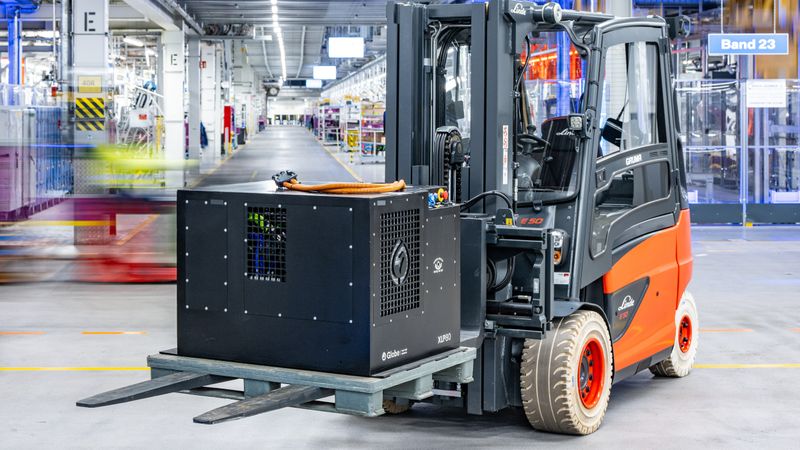 Gabelstapler und Routenzüge im BMW-Werk Regensburg fahren künftig mit Wasserstoff. Im Bild: Ein Brennstoffzellensystem für die Intralogistikfahrzeuge.(Bild:  BMW)