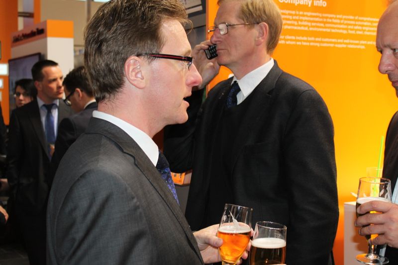 Am Dienstagabend wurde bei der Vogel Business Media am Messe-Stand in Halle 9 traditionell auf eine erfolgreiche Hannover Messe 2014 angestoßen. Gute Gespräche und Live-Musik von der Band „Famos“ sorgten bei den zahlreichen Standpartygästen für eine ausgelassene Stimmung. (Siegl/Vogel Business Media)