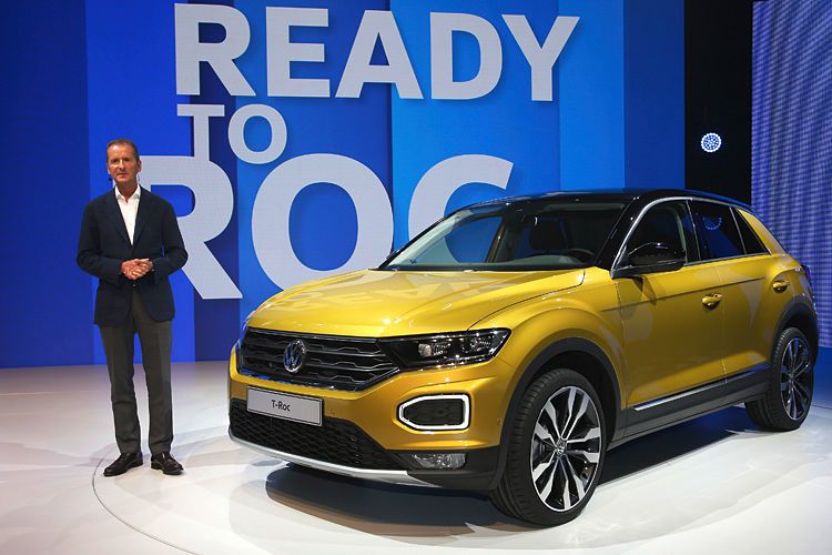 VW-Pkw-Vorstandsvorsitzender Dr. Herbert Diess stellt den T-Roc am Comer See vor. (VW)