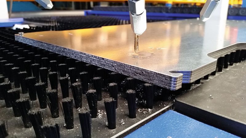 Mehrplatinenbearbeitung mit M4-Gewindebohrer auf der Tap-One-Gewindeschneidmaschine. (Bild: Coastone Oy)