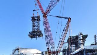 Mammoet tauschte in der größten Raffinerie in Deutschland 400 Tonnen schwere Coke Drums  (Mammoet)