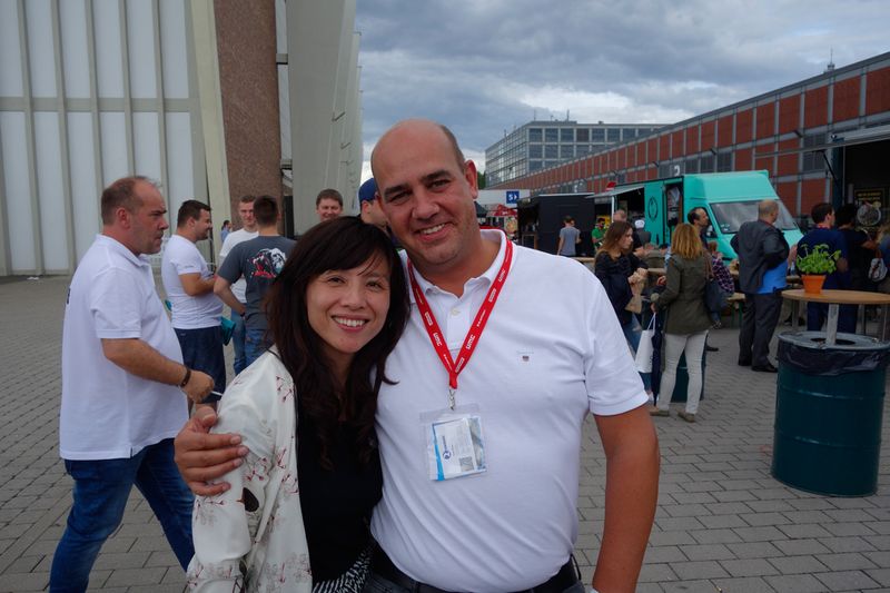 Tracy Yen und Sven Kilian, 2Direct, sind mal kurz an der frischen Luft. (Bild: IT-BUSINESS)