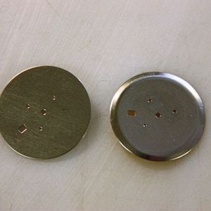 So wird eine Blechronde perfekt zu einem Zifferblatt für hochwertige Uhren umgeformt.(Bild:  Fibro)