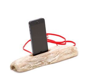 Macht sich super auf der Sonnenterrasse...aber bitte nicht bei Regen! den IPhone Charger Dock by CraftEstDesign gibt es bei de.dawanda.com für 49 Euro. (de.dawanda.com)