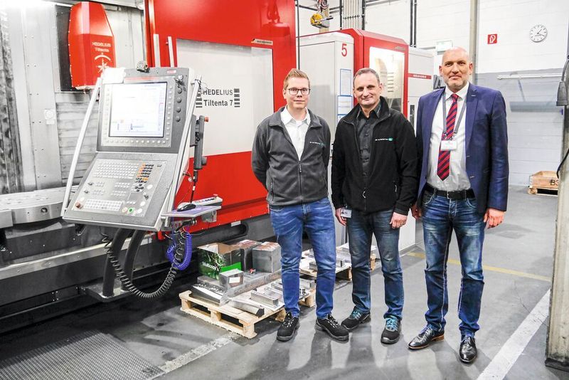 Im Einsatz bei SD Automotive: Ulrik Standfuss, Operative Betriebsleitung, und der Abteilungsleiter Zerspanung Bardhyl Beqrama (von links) vor dem 5-Achs-Bearbeitungszentrum Tiltenta 7 und der Acura 65. (Hedelius)