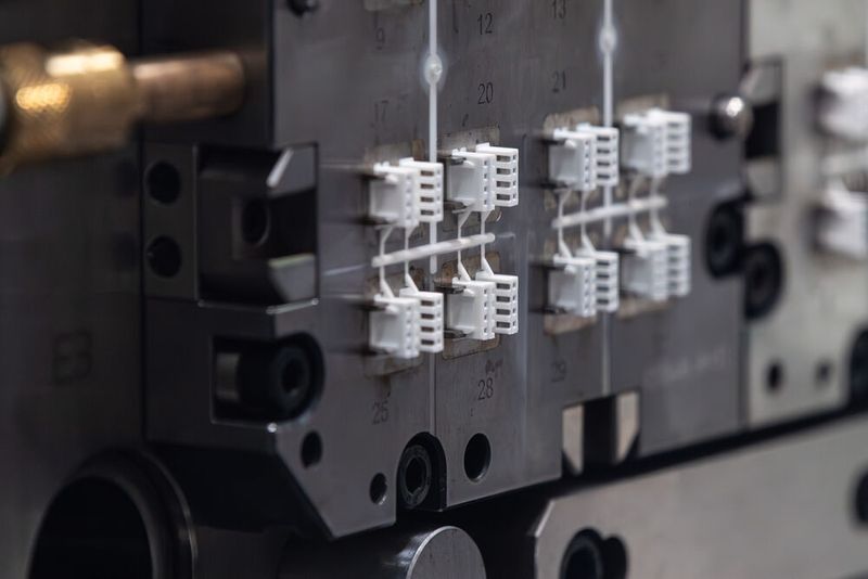 Diese Stecker für eine Automotive-Anwendung werden auf der Fakuma am Stand von Engel gespritzt. Pro Stunde fallen aus dem Werkzeugsystem über 55.000 Bauteile heraus. (Bild: Engel)