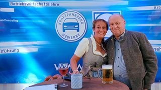 Zünftig und authentisch: Das BFC-Duo Sylvia Gerl (Schulleitung) und Helmut Peter (Präsident) diesmal im Oktoberfest-Dress. (Bild: Holger Zietz - VCG)