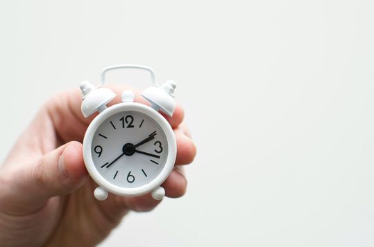Die Folgen ineffizienter Prozesse gehen weit über den reinen Zeitverlust hinaus. 57 Prozent der Befragten berichten von Stress und Frustration. Jeder Zweite hat zudem weniger Zeit für die eigentlichen Fachaufgaben.(Bild:  frei lizenziert / Unsplash)