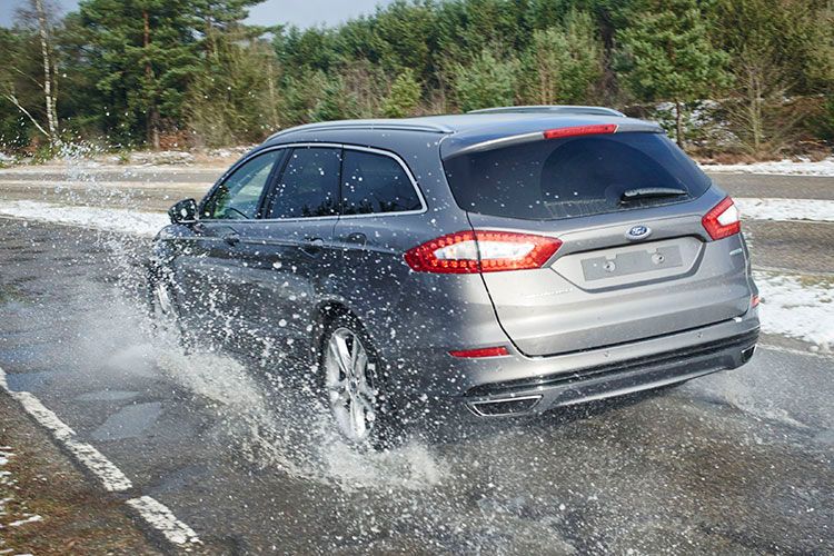 Wir im echten Leben sind die Ausmaße der Schlaglöcher nicht immer erkennbar, ... (Foto: Ford)