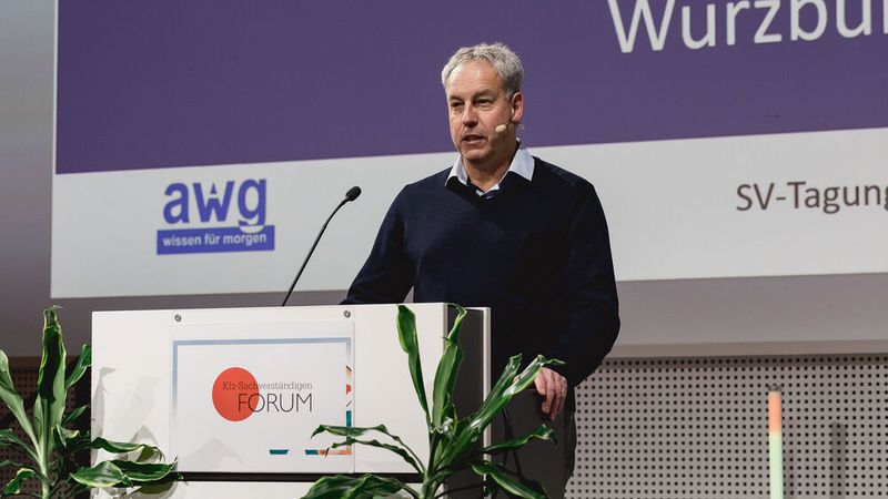 Jürgen Renz, AWG, ging auf die Unterschiede zwischen einem Pkw- und einem Nutzfahrzeug-Gutachen ein.  (Bild: Stefan Bausewein)