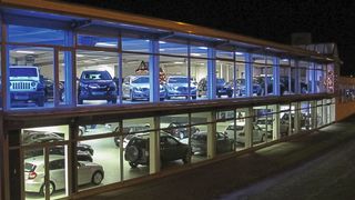 Licht aus und Energie sparen: Viele Autohäuser und Werkstätten wollen in diesem Winter einiges tun, um die Kosten im Griff zu behalten. Viele haben aber auch schon in den vergangenen Jahren Geld in die Hand genommen, um ihre Betriebe energieeffizienter zu machen. (Bild: Autohaus Hilgert)