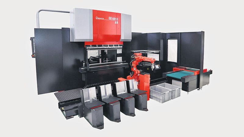 Die Biegezelle EG-6013 AR verfügt über eine besonders vielseitige Roboterautomation sowie eine neuartige Sensorik im Hinteranschlag. (Bild: Amada)