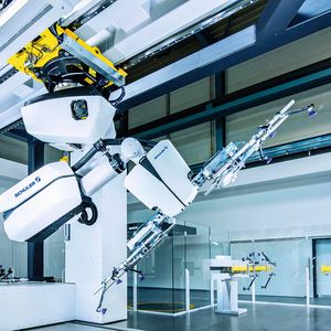 15 Teile pro Minute kann der im Rahmen der Eröffnung des Automation Tech Center vorgestellte Crossbar Roboter 4.0 von Schuler transportieren.