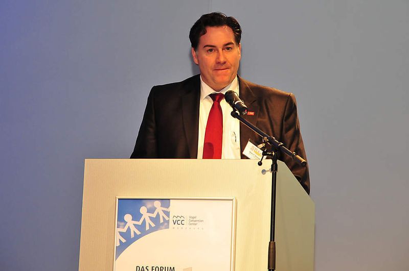 Mike Freche von Glysantin lobte in seiner Laudatio, dass in der Staatlichen Gewerbeschule Hamburg individualisiertes und selbstverantwortetes Lernen fester Bestandteil des Unterrichts ist, der sowohl die schwachen als auch die starken Schüler fördert... (Archiv: Vogel Business Media)