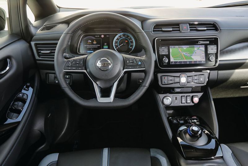 Das Cockpit unterscheidet sich bewusst nicht von einem Modell mit Verbrennungsmotor: Nissan setzt im Leaf auf einen Mix aus digitalen und analogen Bedienelementen. (Nissan)
