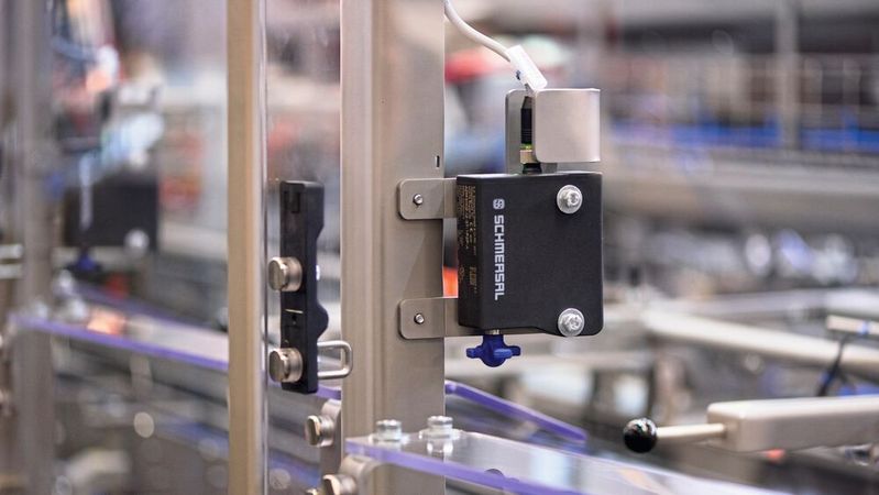 Flexibel einsetzbar und hygienegerecht: Der AZM 300 mit seinem kreuzförmigen Betätiger kann von drei Seiten angefahren werden.(Bild:  Schmersal)