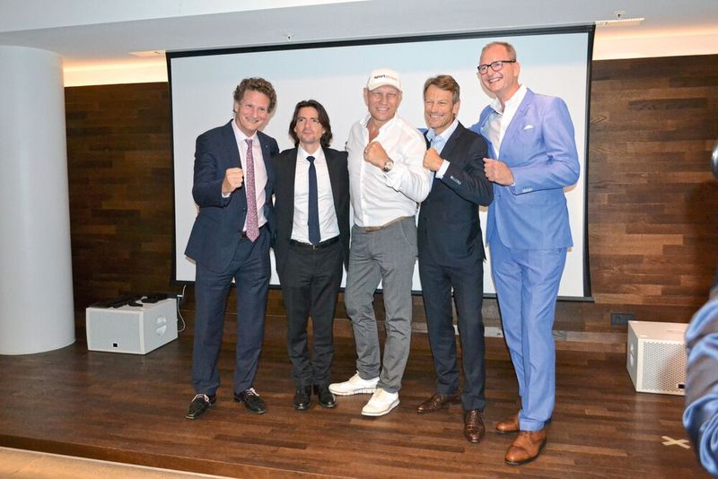 Ein kämpferisches Team: (v.li.) Gilles Normand, Guillaume Ollagnier, Gesandter der Französischen Republik in Deutschland, Axel Schulz, Ex-Boxer und Berlin-Promi, Uwe Hochgeschurtz und Dirk Steeger. (Bild: Hiemann)