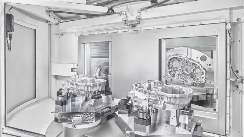 Das zweispindlige Bearbeitungszentrum G520 von Grob ermöglicht Kunden unter anderen aus der Automobilbranche die parallele Zerspanung von zwei Werkstücken.(Bild:  Grob)