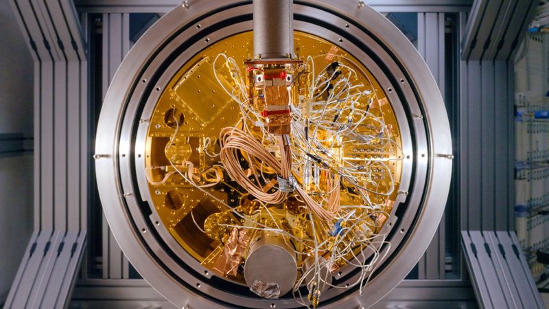 Bei der Entwicklung eines neuartigen kryogenen Sensors für die Grundlagenforschung erkannte Mikko Möttönen, dass das von ihm entwickelte Instrument auch kleinste Leistungsverluste in Quantencomputern erfassen kann. Quantensysteme erfordern ultraniedrige Temperaturen und strahlen schwache Signale aus, die durch Rauschen leicht verdeckt werden können. Der von Möttönen entwickelte selbstkalibrierende Sensor bietet die erforderliche Genauigkeit zur Diagnose von Geräuschen und Optimierung von Hardware und zeigt neue Möglichkeiten zur Skalierung von Quantentechnik auf. (Bild: EPO)