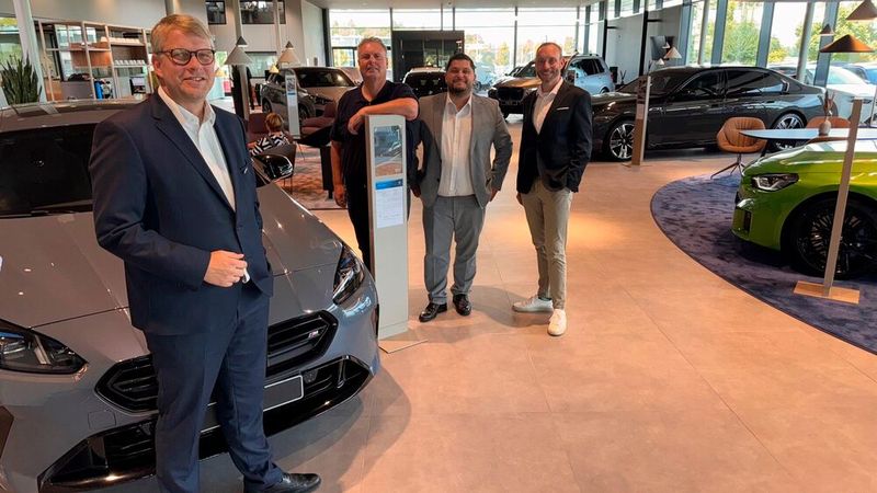Präsentieren den frisch umgebauten Showroom: (v.li.) J. Kiko Pfau, Filialleiter Weller Detmold; Christian Wortmann, Verkaufsleiter Gebrauchte Automobile; Koray Eksi,  Verkaufsleiter Neue Automobile; und Jens Tölle, Serviceleiter. (Bild: Weller)