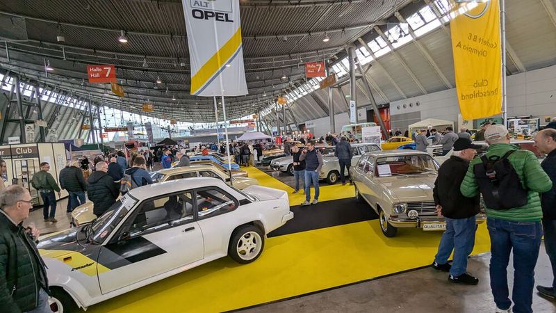 Einen echt tollen Stand bestückte die Alt-Opel-IG mit sagenhaften 31 Fahrzeugen. Zu feiern gab’s hier 50 Jahre Manta B und Ascona B sowie 60 Jahre Kadett B. (Bild: Dominsky – VCG)
