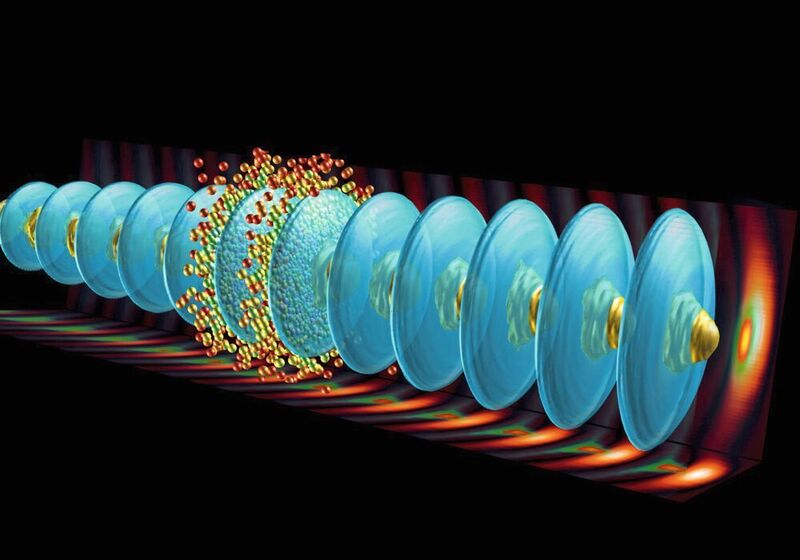 Surfen im Teilchenbeschleuniger: Im Awake-Experiment bilden Protonen (kegelförmige Strukturen) eine Plasmawelle (ovale Strukturen), die Elektronen (kleine Kugeln) auf hohe Energien beschleunigen. (Jorge Vieira/IST Lisbon, Portugal)
